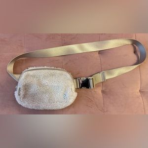 LULULEMON FLEECE EVERYWHERE BELT BAG 
1L - in off white/cream